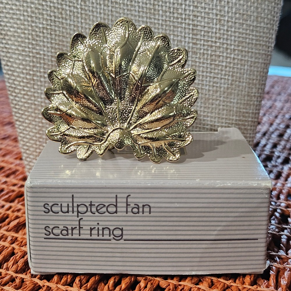 Avon 1990 Sculpted Fan Scarf Ring with Box